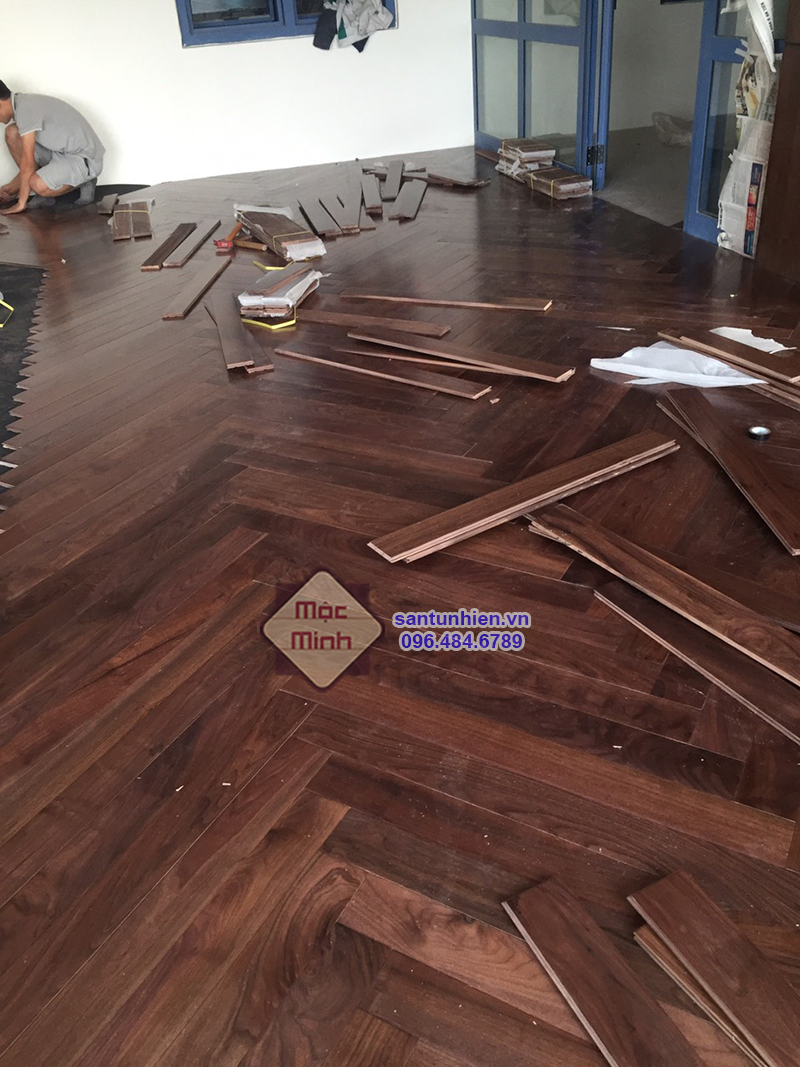 Thi công sàn gỗ Óc chó lát xương cá tại Vinhome Hải Phòng
